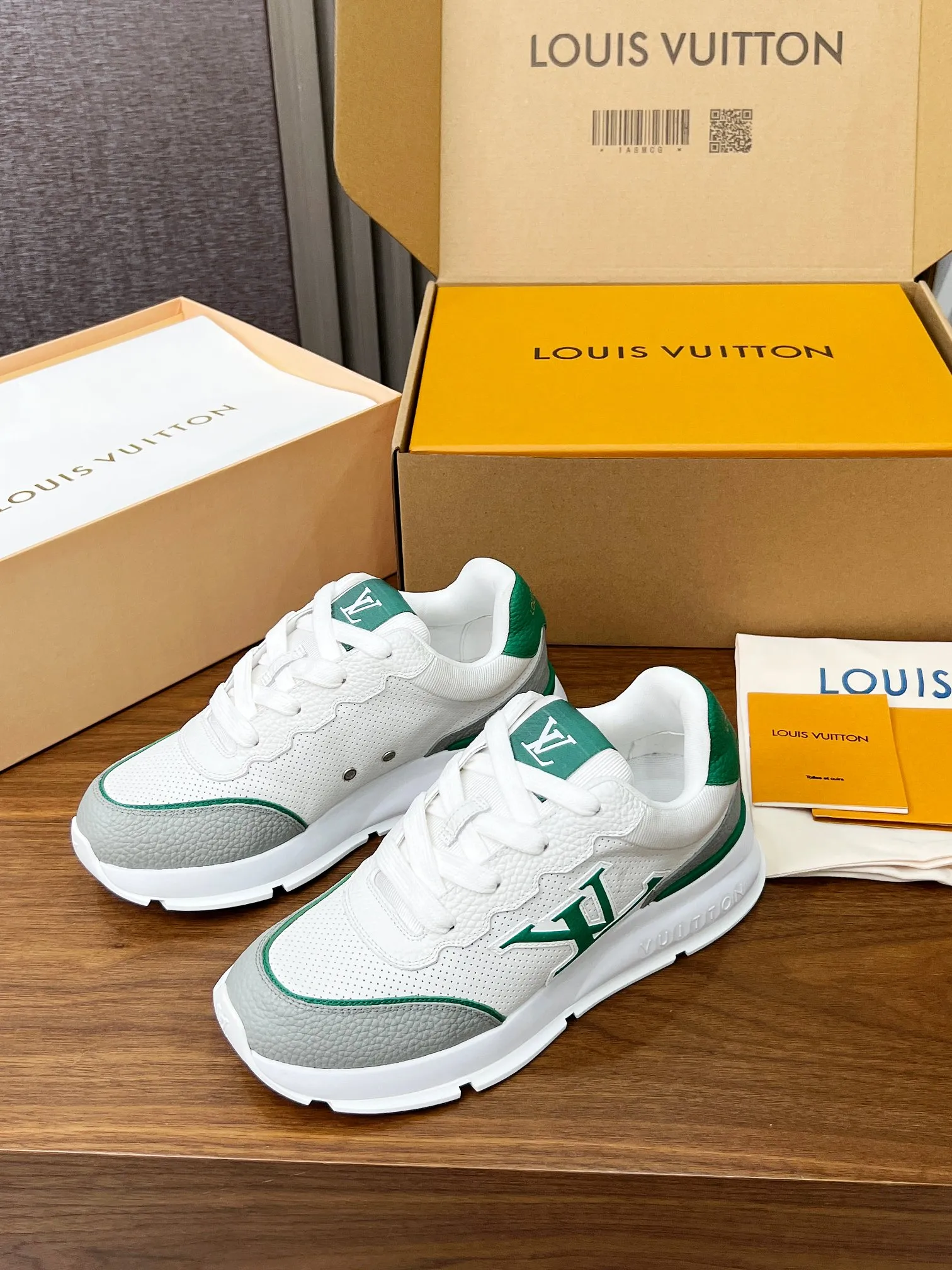 👟👟Ex-factory price 680👟👟 Men's size +10 LV Louis Vuitton L Jialu brand thick-soled casual couple sneakers🔥🔥🔥 Made of smooth cow leather and elegant design, can be easily integrated into various styles. The eye-catching LV letters are marked on the side of the shoe, and the lightweight rubber outsole is embellished with the Vuitton logo ▪️ Sole thickness: 4CM. The counter specializes in the latest casual shoes and new hard goods 🆕 ❥Purchase level! Full of high-end feel! A popular model among bloggers at home and abroad, it’s retro and fashionable and looks amazing on your feet! Wear a lot of happiness! The official website’s main recommendation★ ▪️Upper: Original custom-made imported calfskin fabric ▪️Inner lining: breathable gauze imported from Italy ▪️Outsole: rubber foam ➕tpu high-end outsole ▪️Shoe size: women’s 35-41, (women’s 41 is custom-made). Men's clothing 39-46 (45-46 customized).
